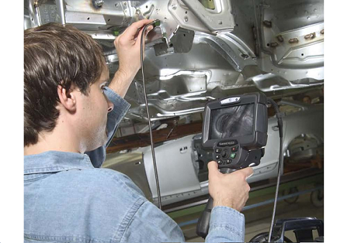 在汽車行業(yè)使用XLG3工業(yè)視頻內窺鏡的檢測現(xiàn)場圖