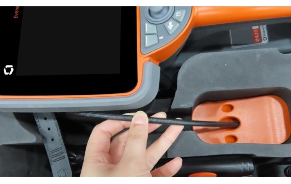 探頭軟管以順直狀態插入機箱的內置存儲盤 探頭軟管以順直狀態插入機箱的內置存儲盤